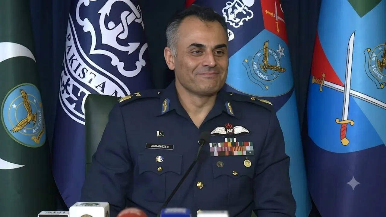 The Briefings That Made Him a National Sensation