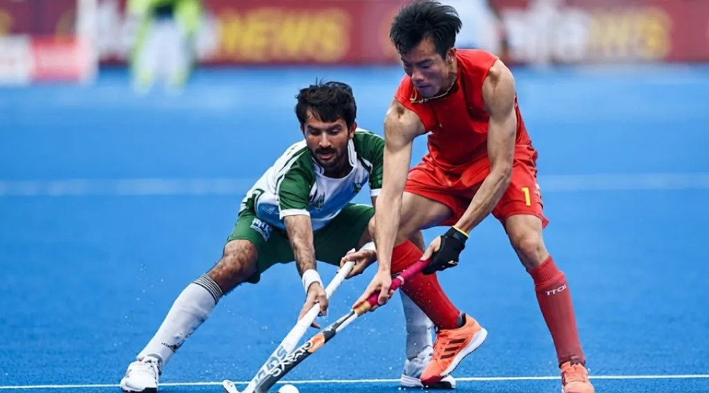 Pakistan Hold On Under Pressure